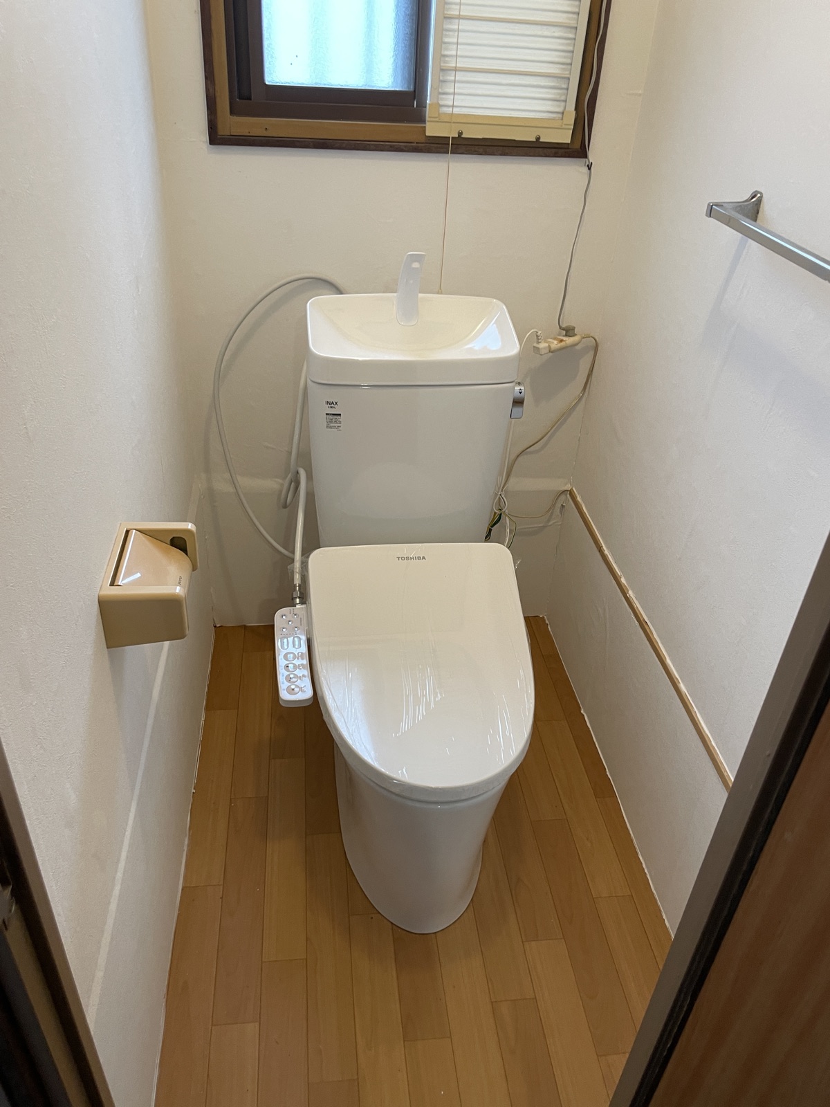 温水器付きの洋式トイレ。