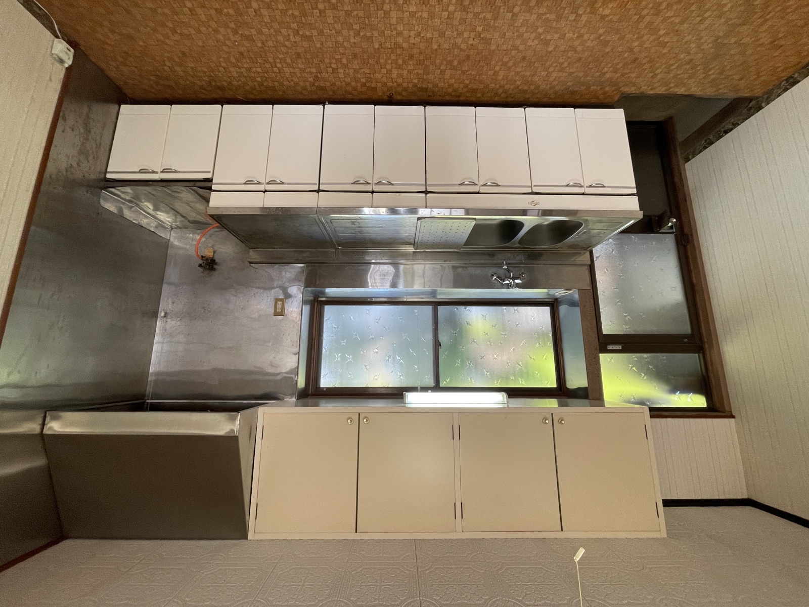 広いキッチン。混合水洗。換気扇は新設。流しが２箇所に分かれており、用途に分けて使えます。
