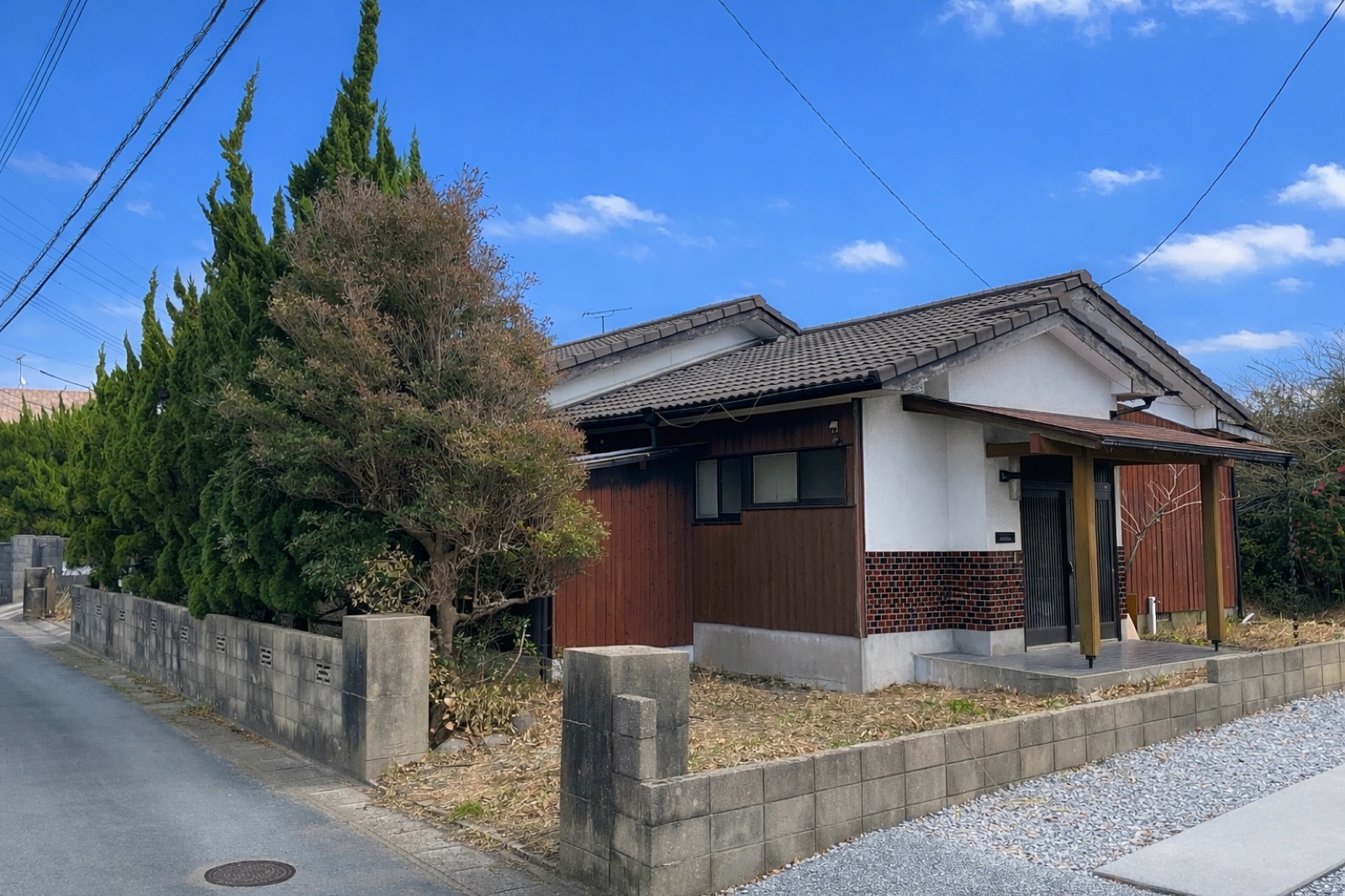 建物の玄関側を撮影。