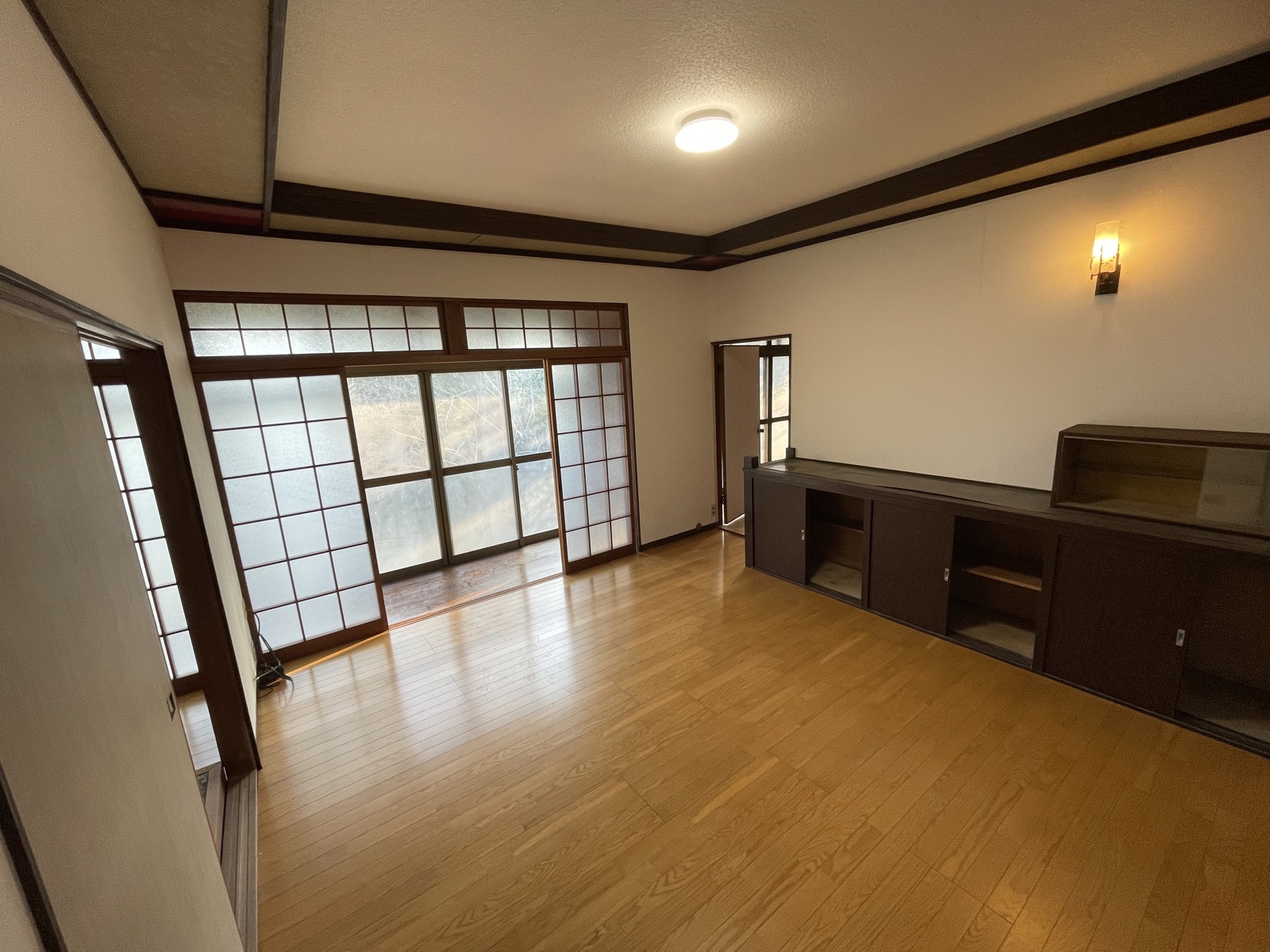 １０畳洋室。建て付けの収納あり。