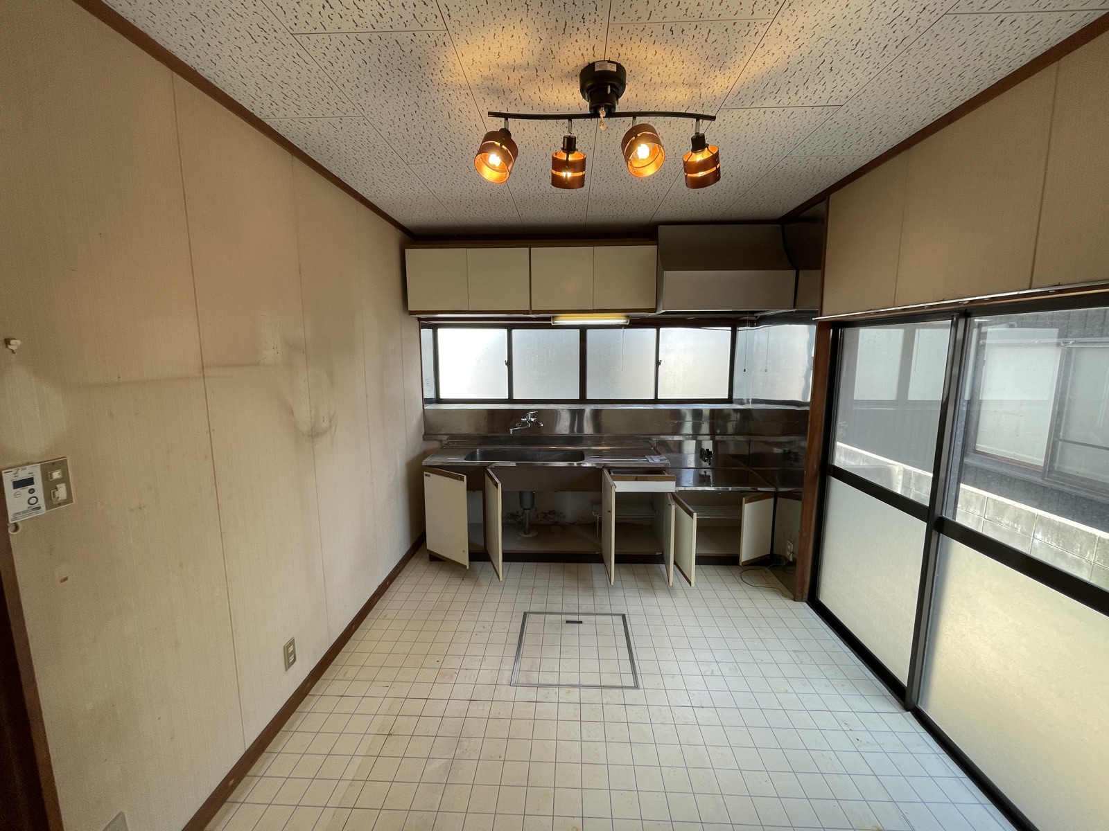 おしゃれな照明が出迎えるキッチン。