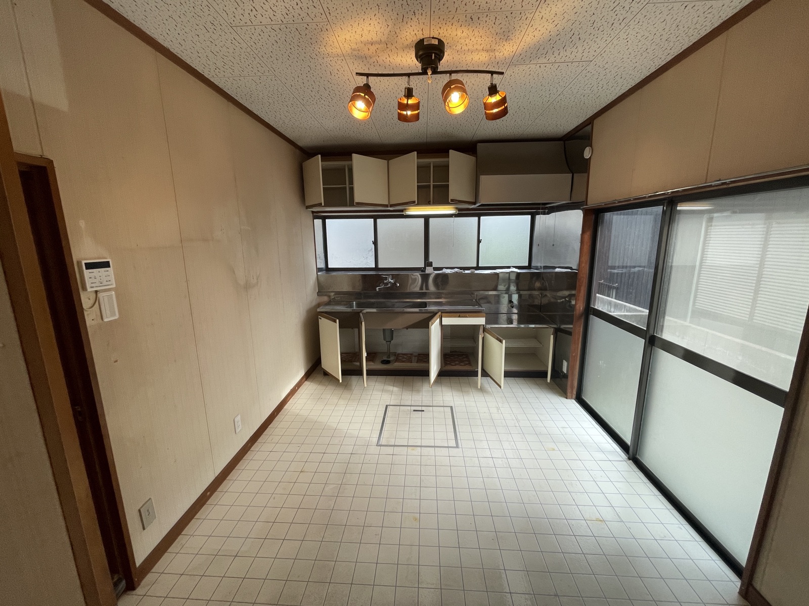 おしゃれな照明が出迎えるキッチン。