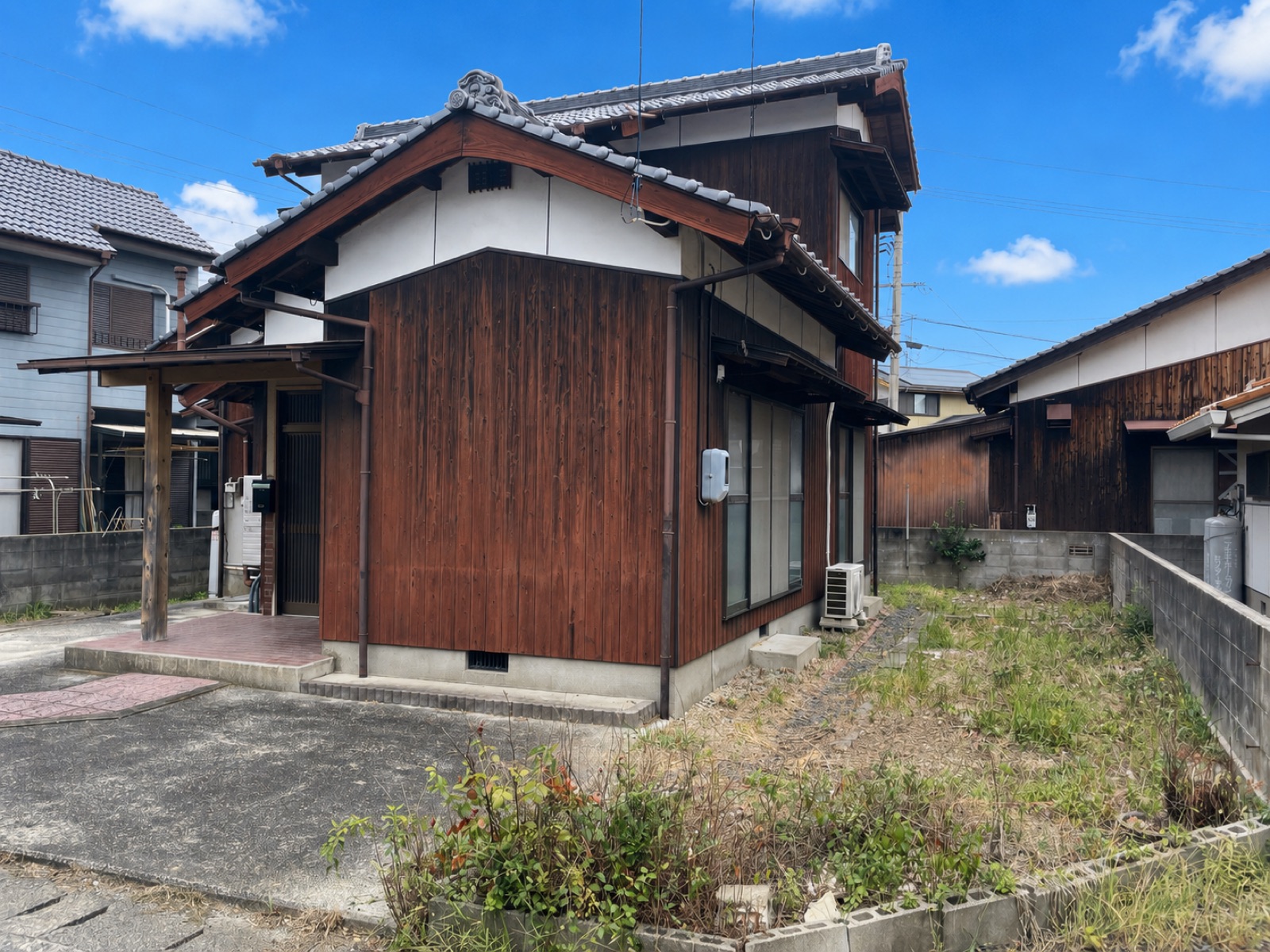 建物外観。庭で園芸やBBQなどいかがでしょうか。