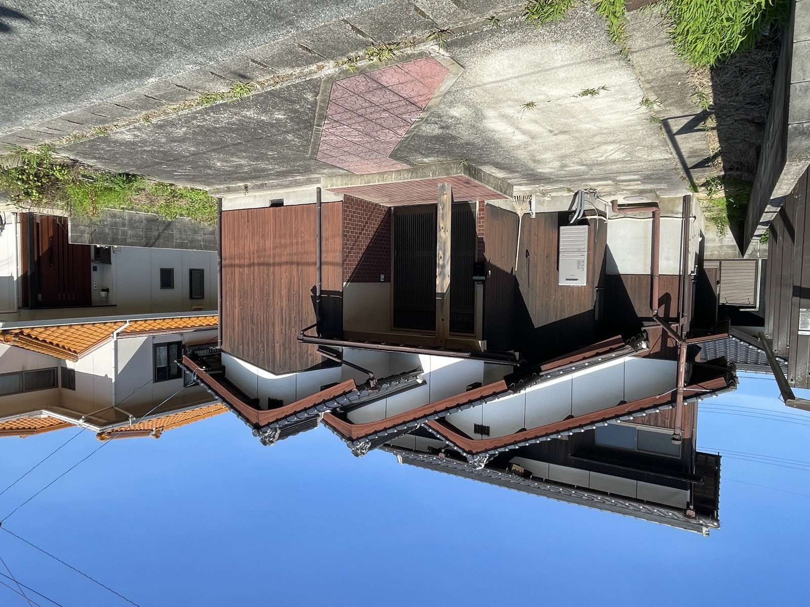 建物外観。建物の手前部分が駐車場になります。