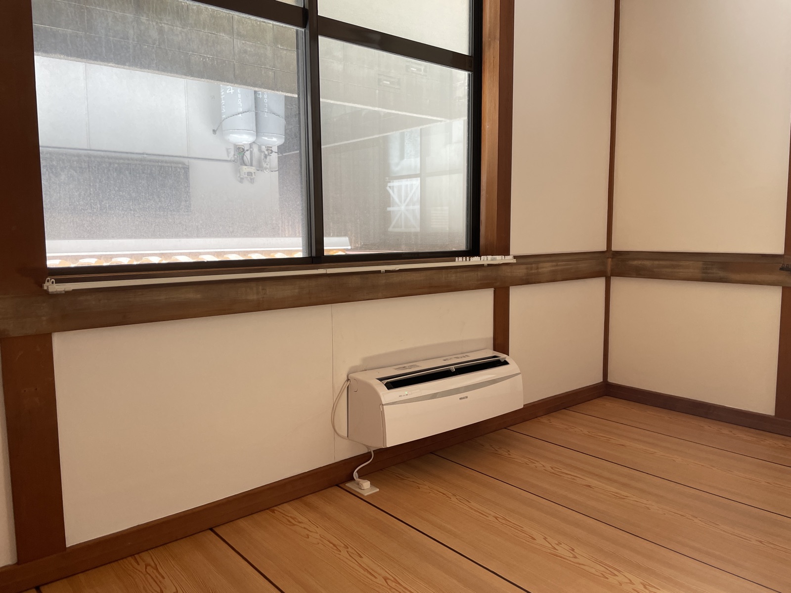 1階洋室のエアコン。大容量です。