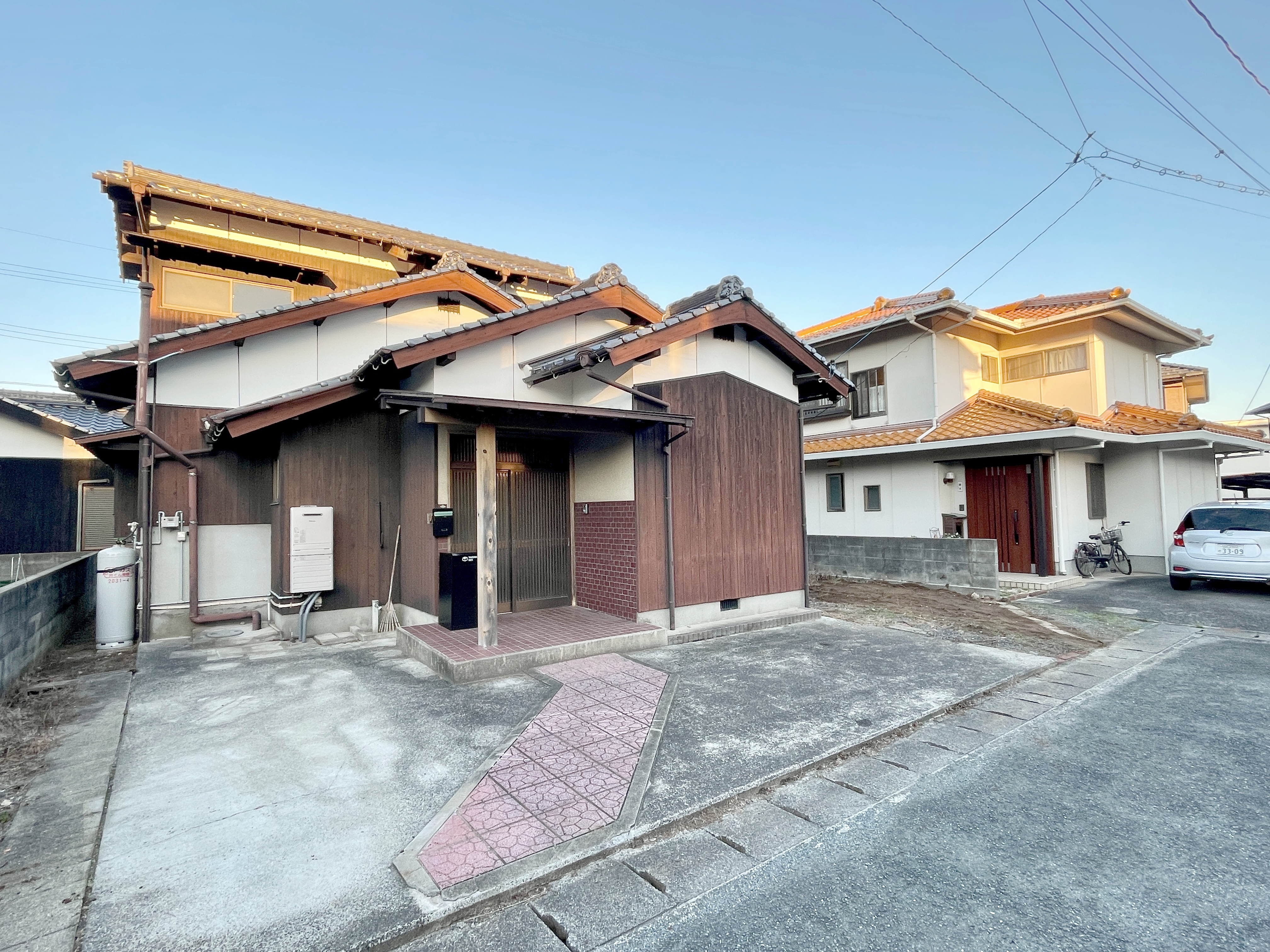 ハウス西岐波Ⅷの外観。玄関には鍵付き宅配ボックスを設置しています。