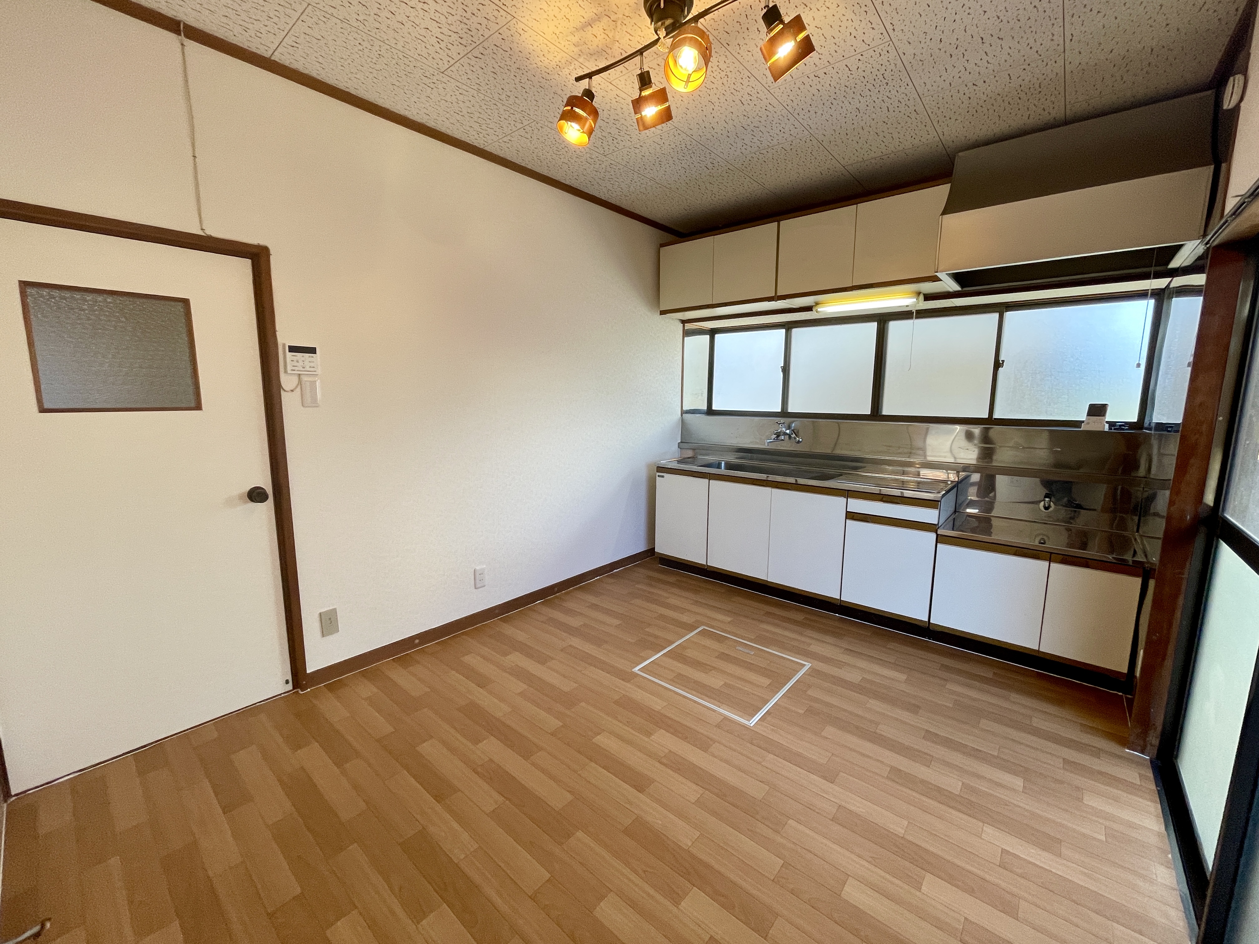 クッションフロア張り替え後のキッチン全景(2026年10月8日撮影)。