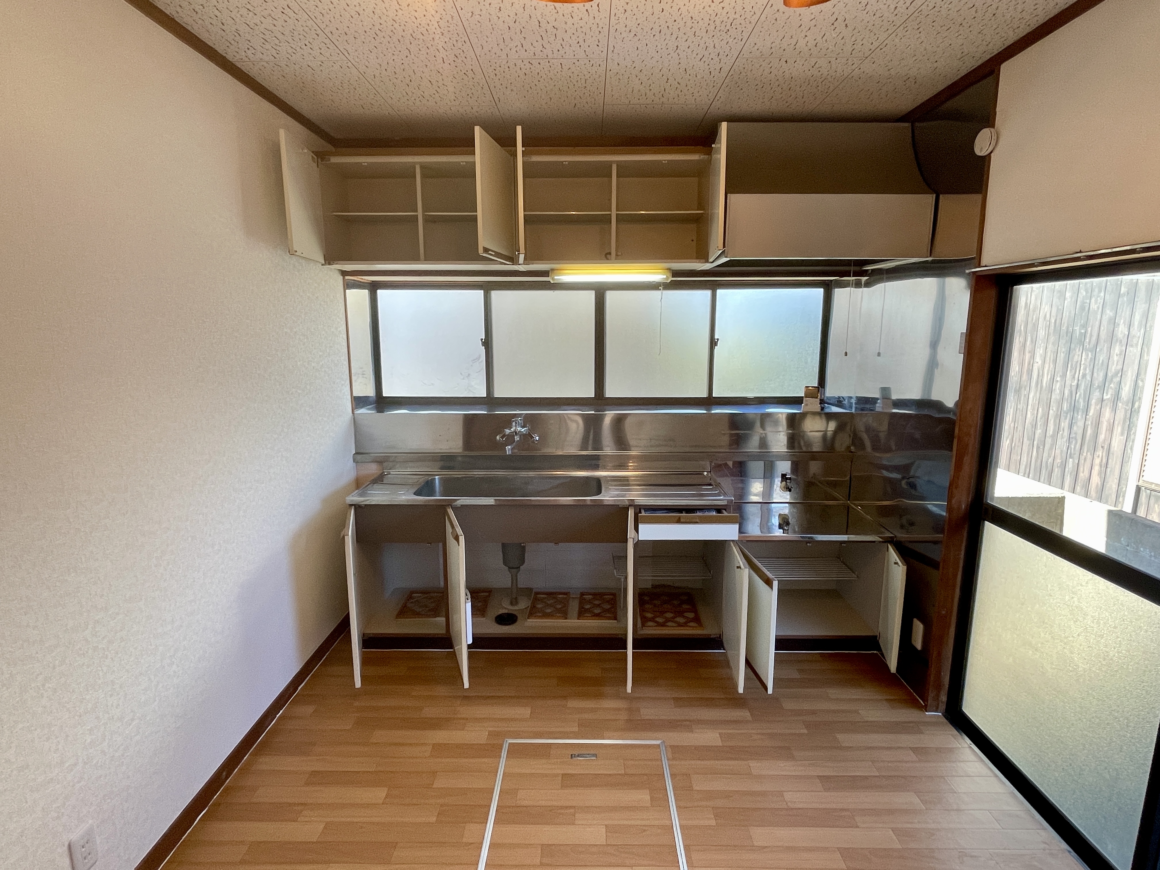 キッチンの収納内部(2026年10月8日撮影)。