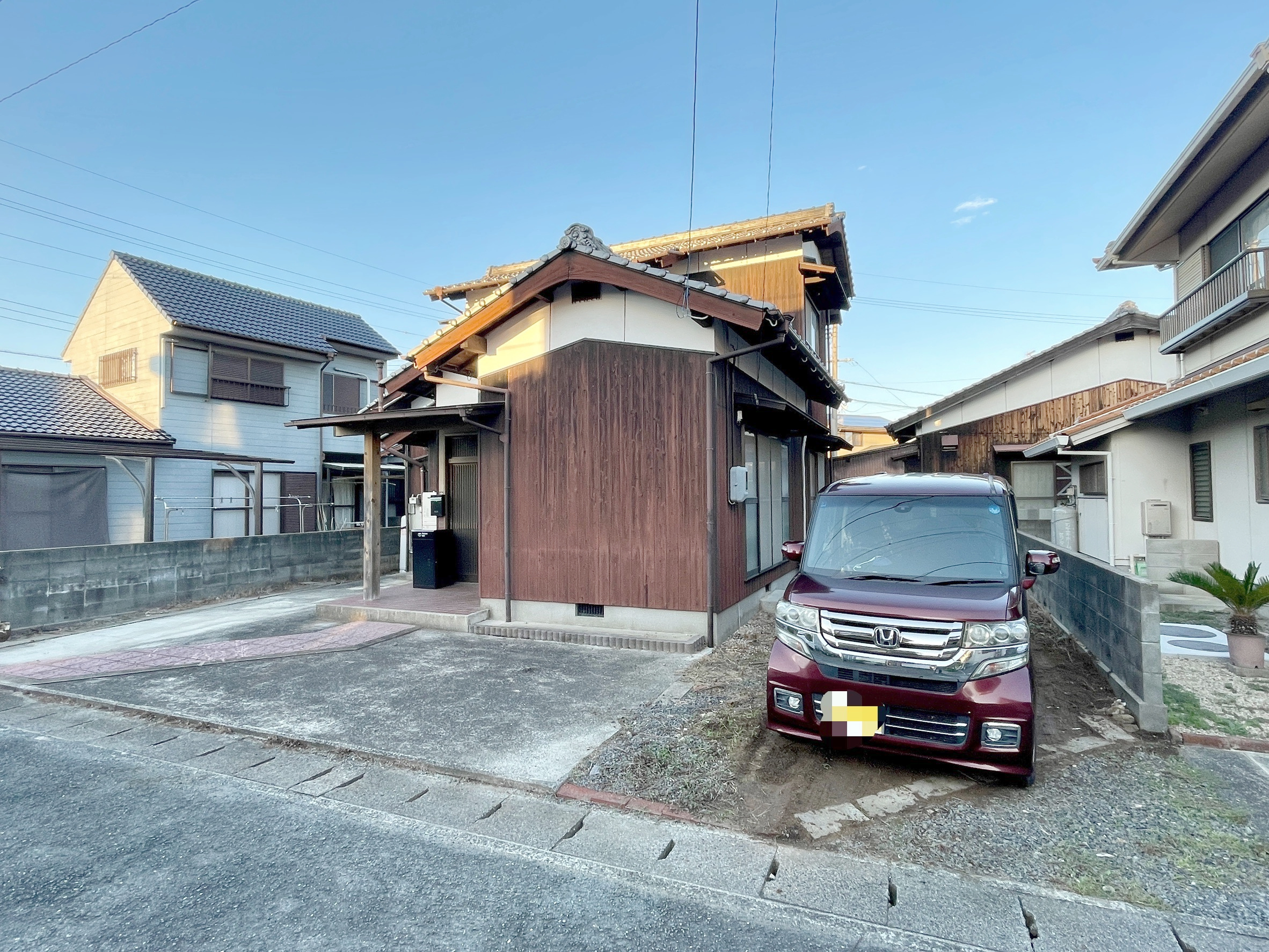 建物横に軽自動車を駐車した例です。お車のサイズや出入りのしやすさは内覧時にご確認ください。