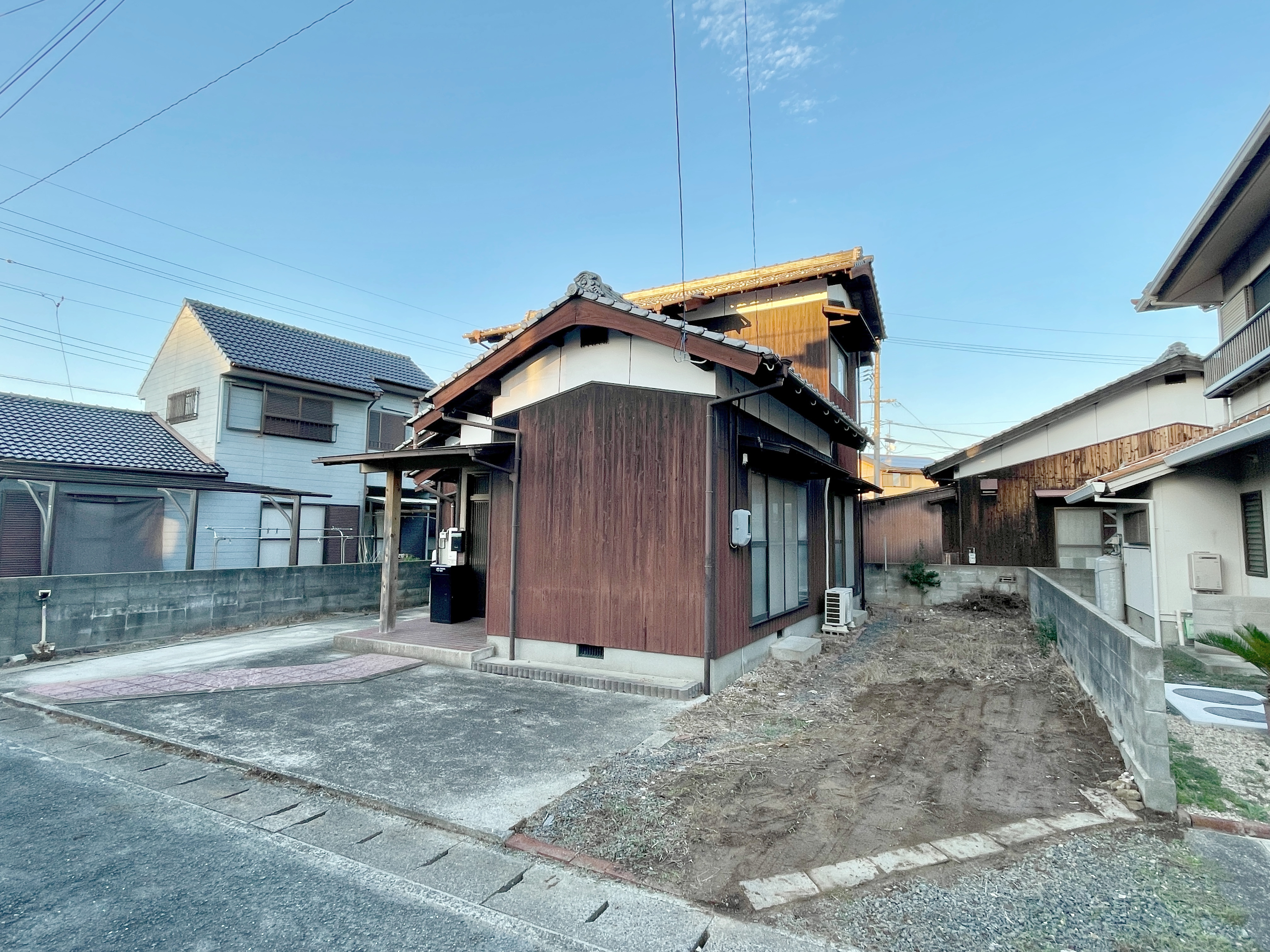 ブロックを撤去し、建物横の駐車スペースへ出入りしやすく整備しました。